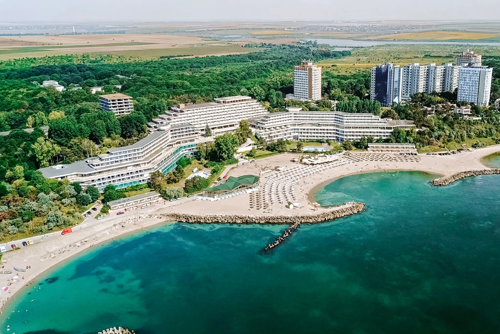 hotel pe litoralul românesc în stațiunea Olimp, vedere aeriană a unui complex hotelier