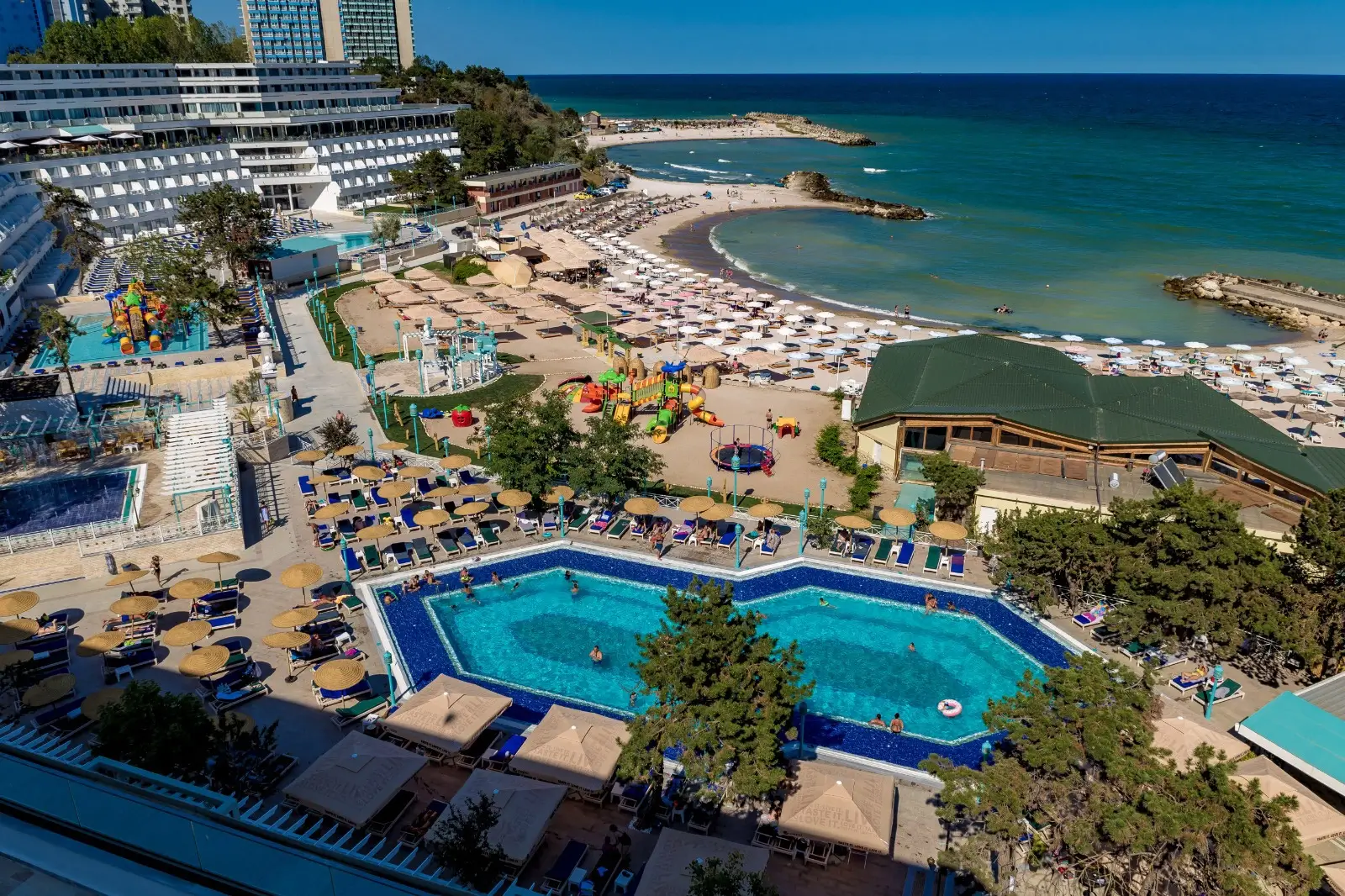 hotel pe litoralul românesc cu piscină și plajă, exemplu de cazare all inclusive la mare