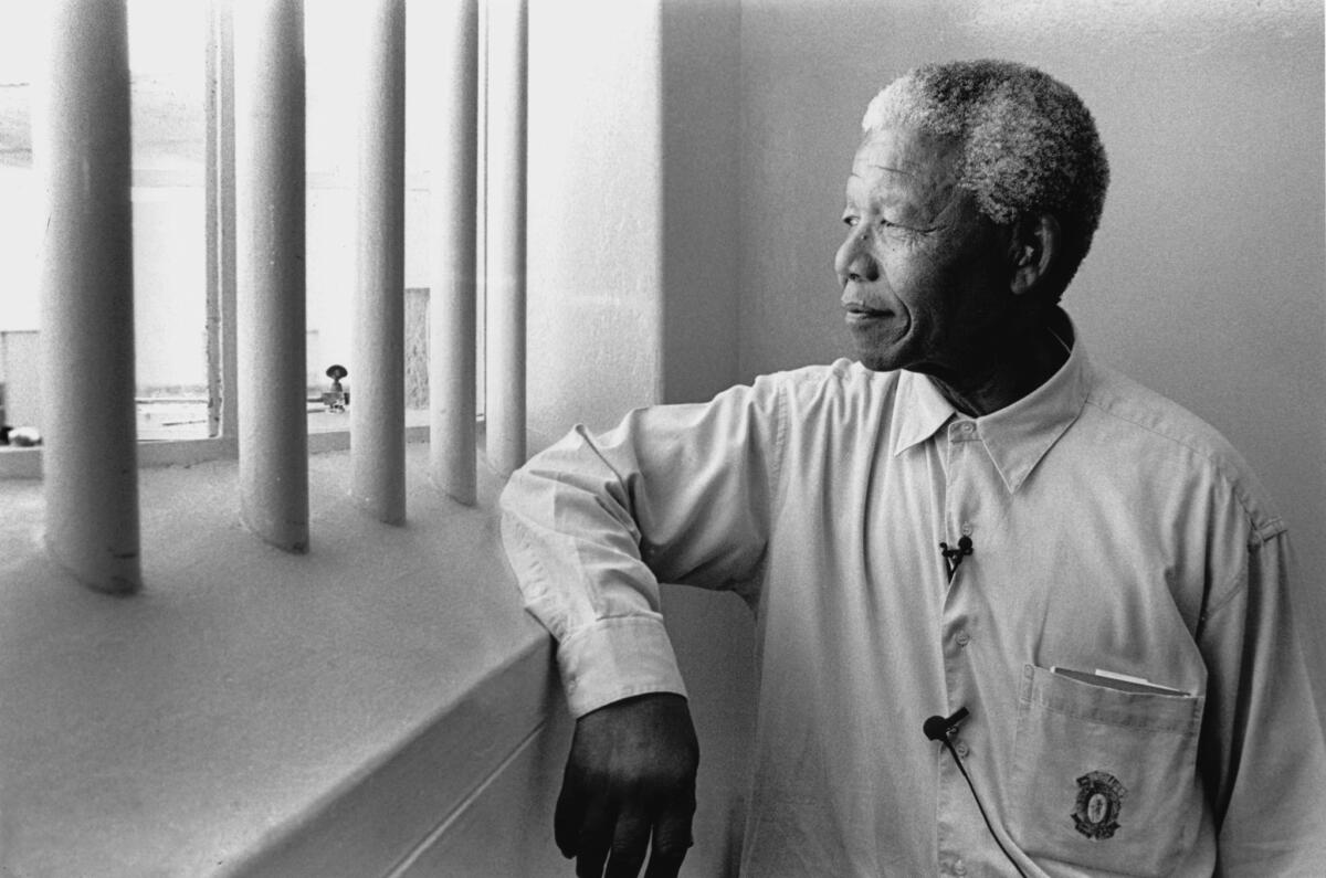 Nelson Mandela în detenție, în spatele gratiilor de la Robben Island – imagine devenită simbol al luptei împotriva apartheidului.