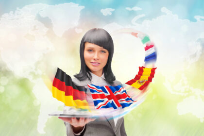 Tânără prezintă steagurile națiunilor Europeni, încurajând învățarea limbilor străine în rândul cetățenilor europeni.