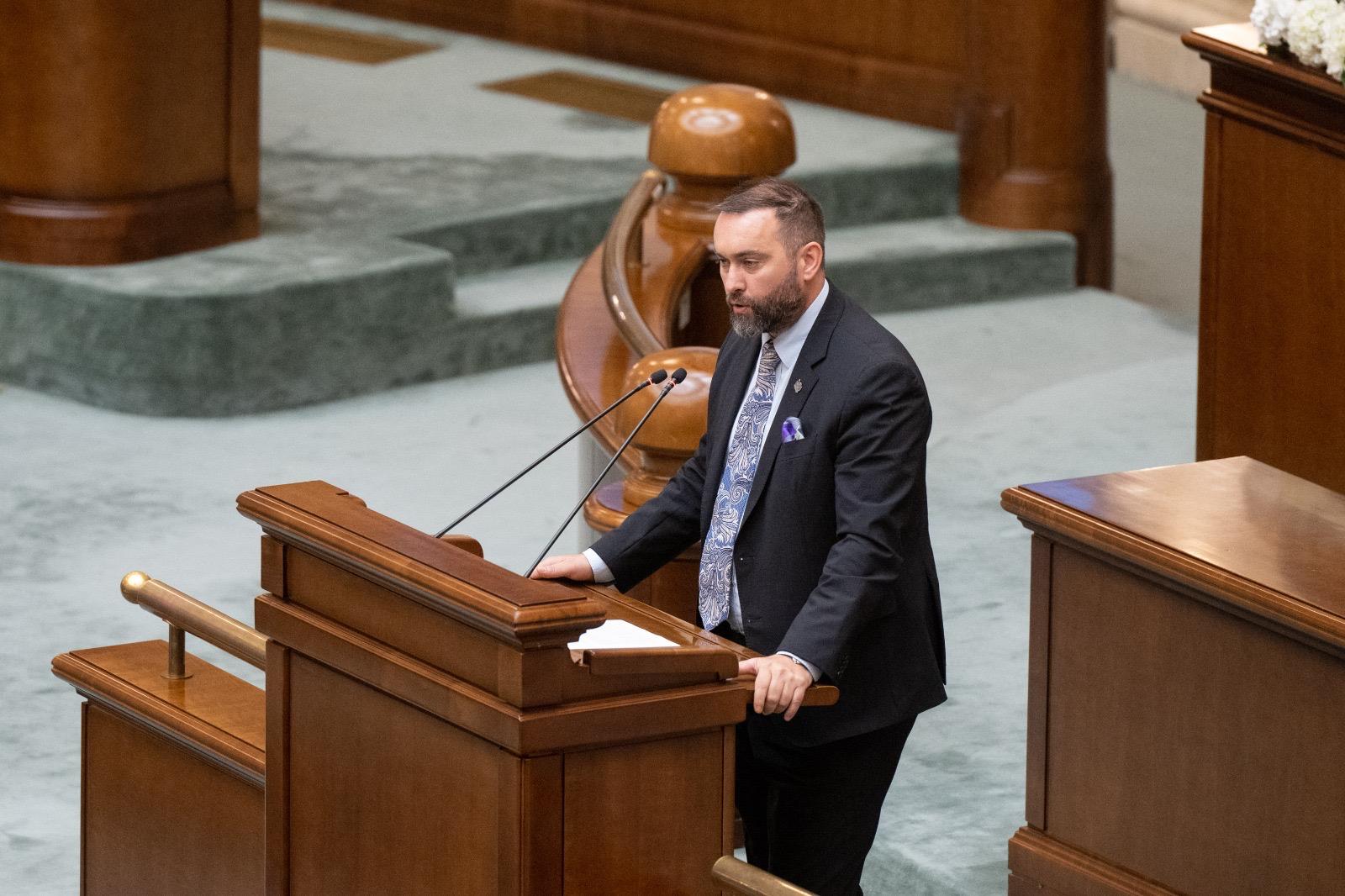 Senatorul PNL Maramureș, Cristian Niculescu Țâgârlaș, în Parlamentul României, ținând un discurs.