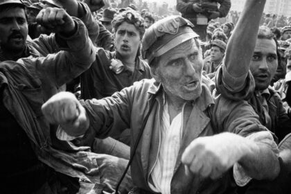 A patra Mineriadă s-a consumat în septembrie 1990. Mineri ajunși în București pentru proteste în stradă.