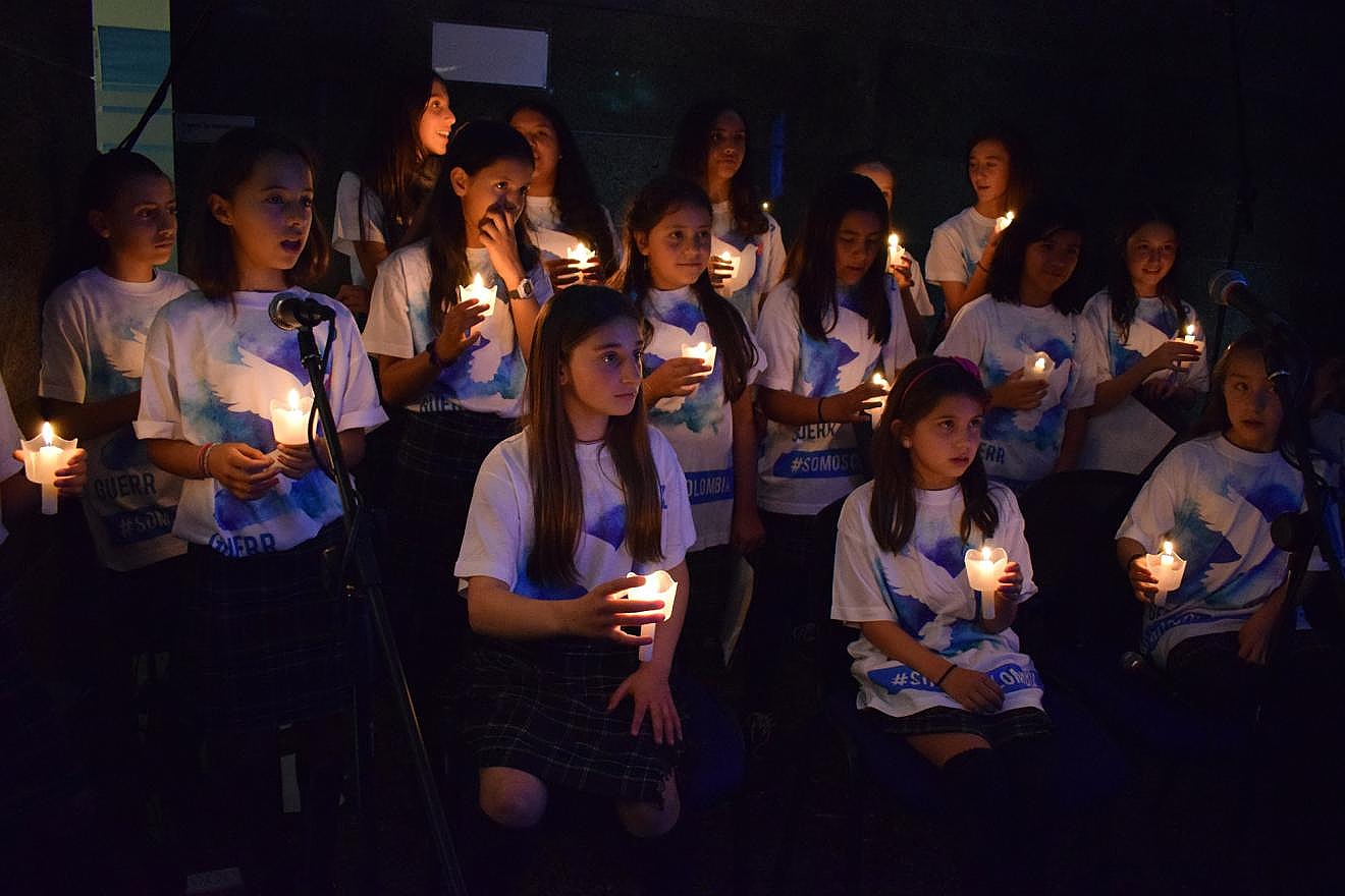 Ziua Internațională a Păcii – copii ținând lumânări aprinse în semn de solidaritate și speranță pentru pace