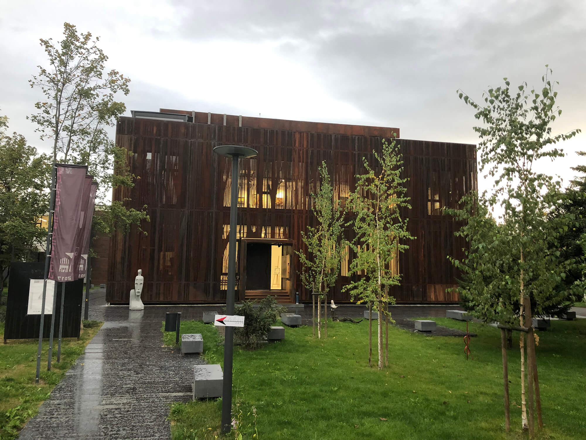 Colonia Pictorilor Baia Mare clădirea principală. Și iluminatul exterior.