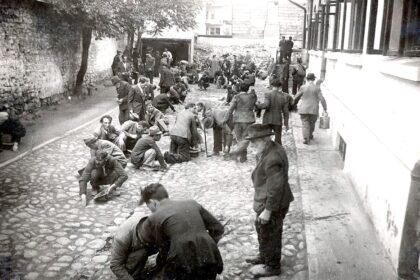 Holocaustul din România ne arată evrei deportați în 1941, cunoscut ca Pogromul de la Iași.
