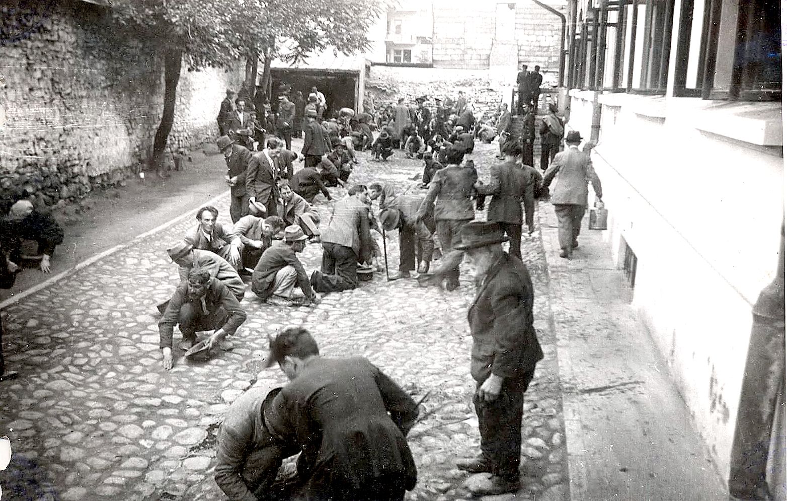 Holocaustul din România ne arată evrei deportați în 1941, cunoscut ca Pogromul de la Iași.