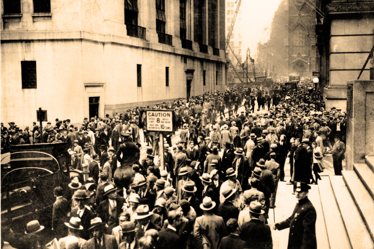 Mulțime în fața Bursei din New York în timpul Marței Negre, 1929