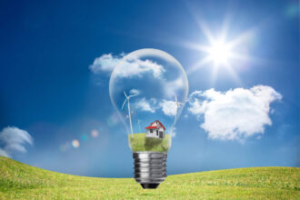 Energie verde obținută din resurse regenerabile. Curent electric direct de la soare.