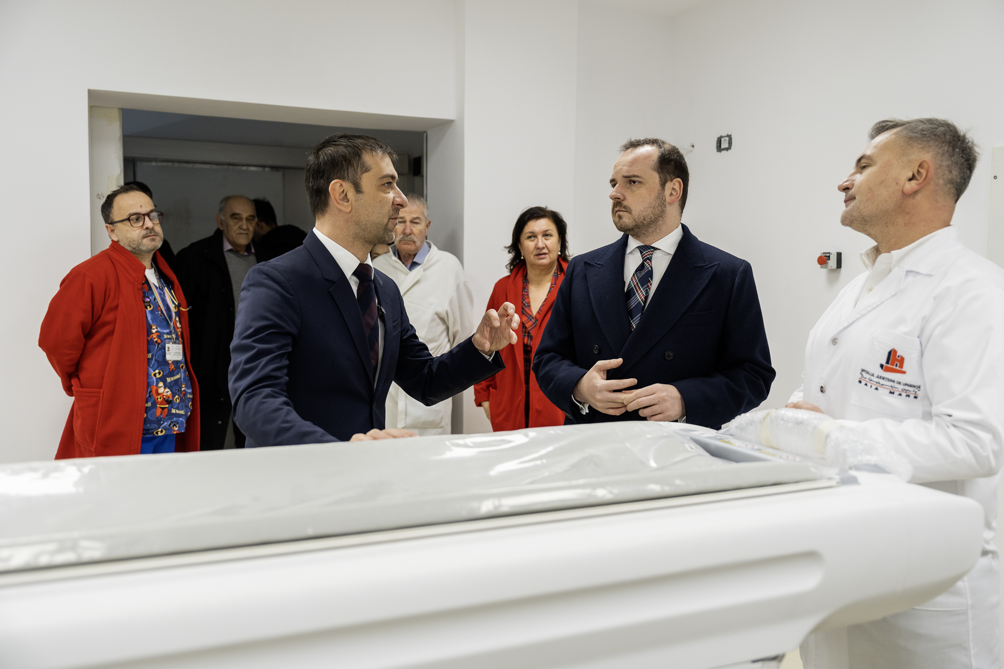 Alexandru Rogobete, ministrul Sănătății, în vizită la Spitalul Județean de Urgență Baia Mare, alături de Gabriel Zetea, președintele Consiliului Județean Maramureș, și Rareș Pop, managerul Spitalului Județean.