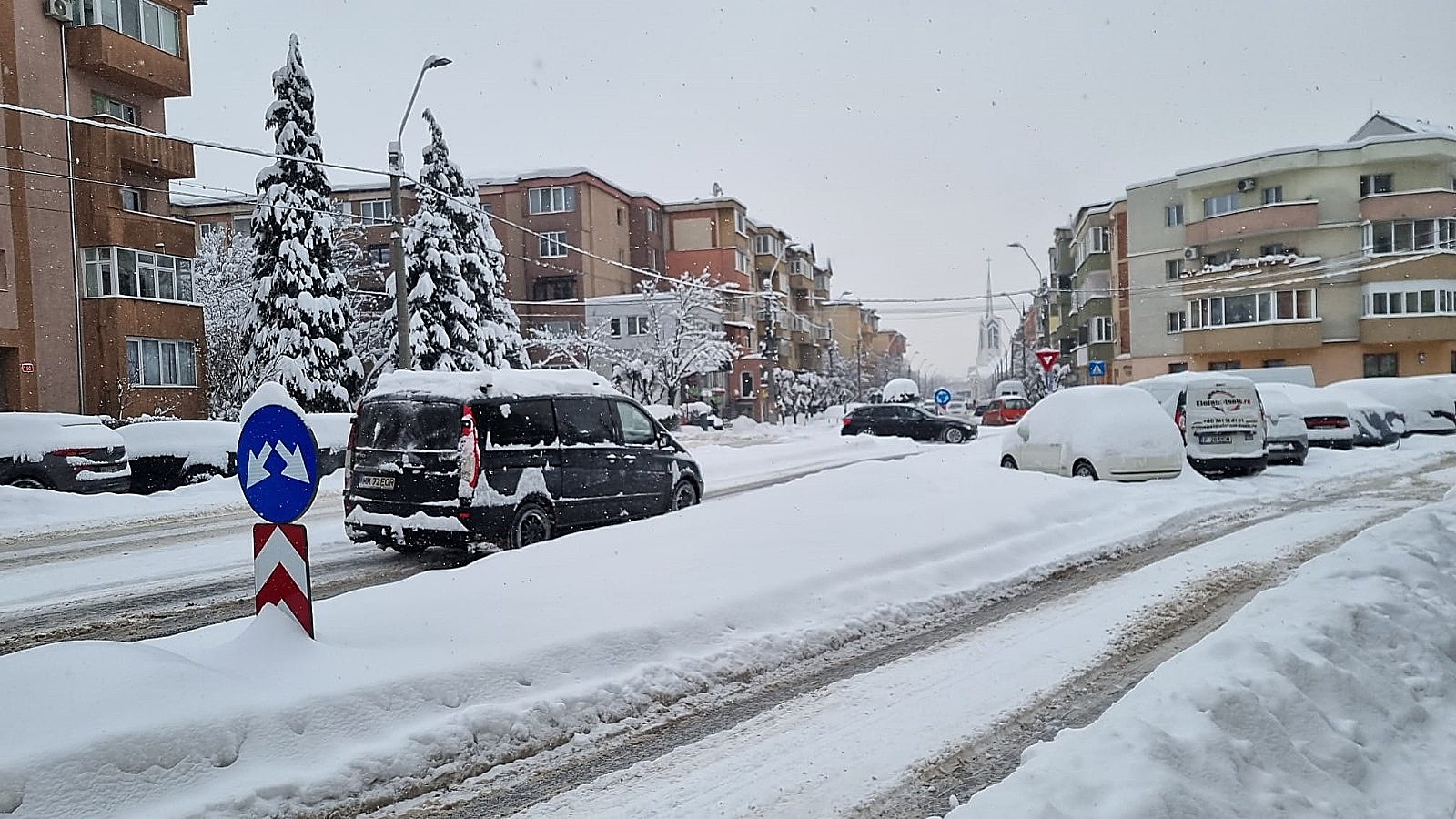 Baia Mare ianuarie 2026. Orașul este sub zăpadă. Străzile nu sunt curățate, iar trotuarele sunt impracticabile.