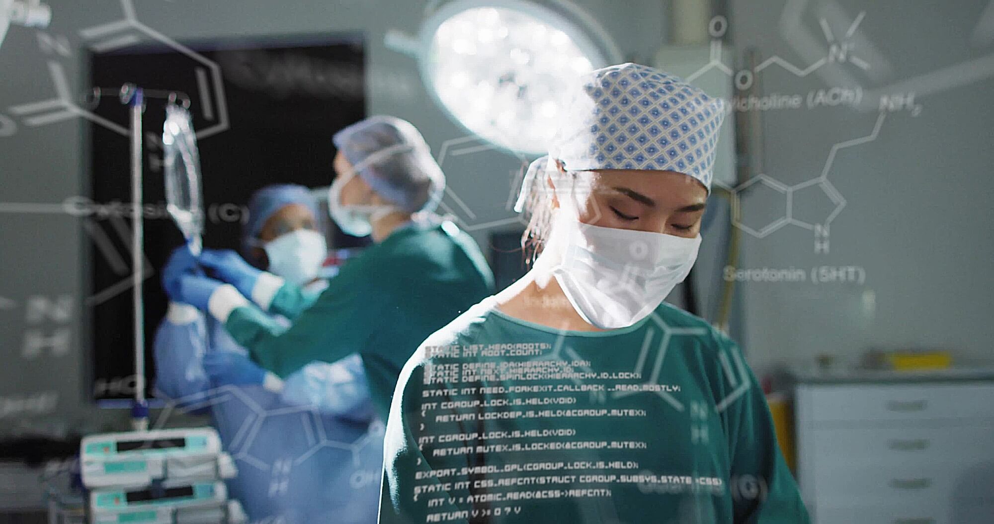 Asistentă medicală în bloc operator, cu reprezentare vizuală a digitalizării în sănătate