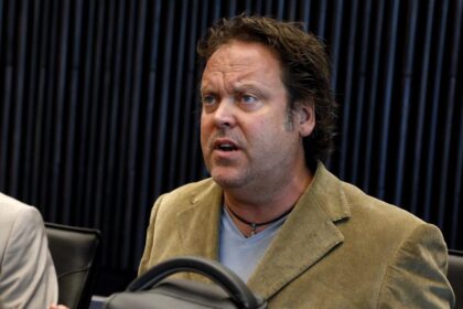 Charlie Ottley acuză Consiliul Județean Maramureș și Organizația de Management al Destinației de faptul că nu i-a plătit un reportaj despre Maramureș. Fosta conducere a plecat fără să îi achite.