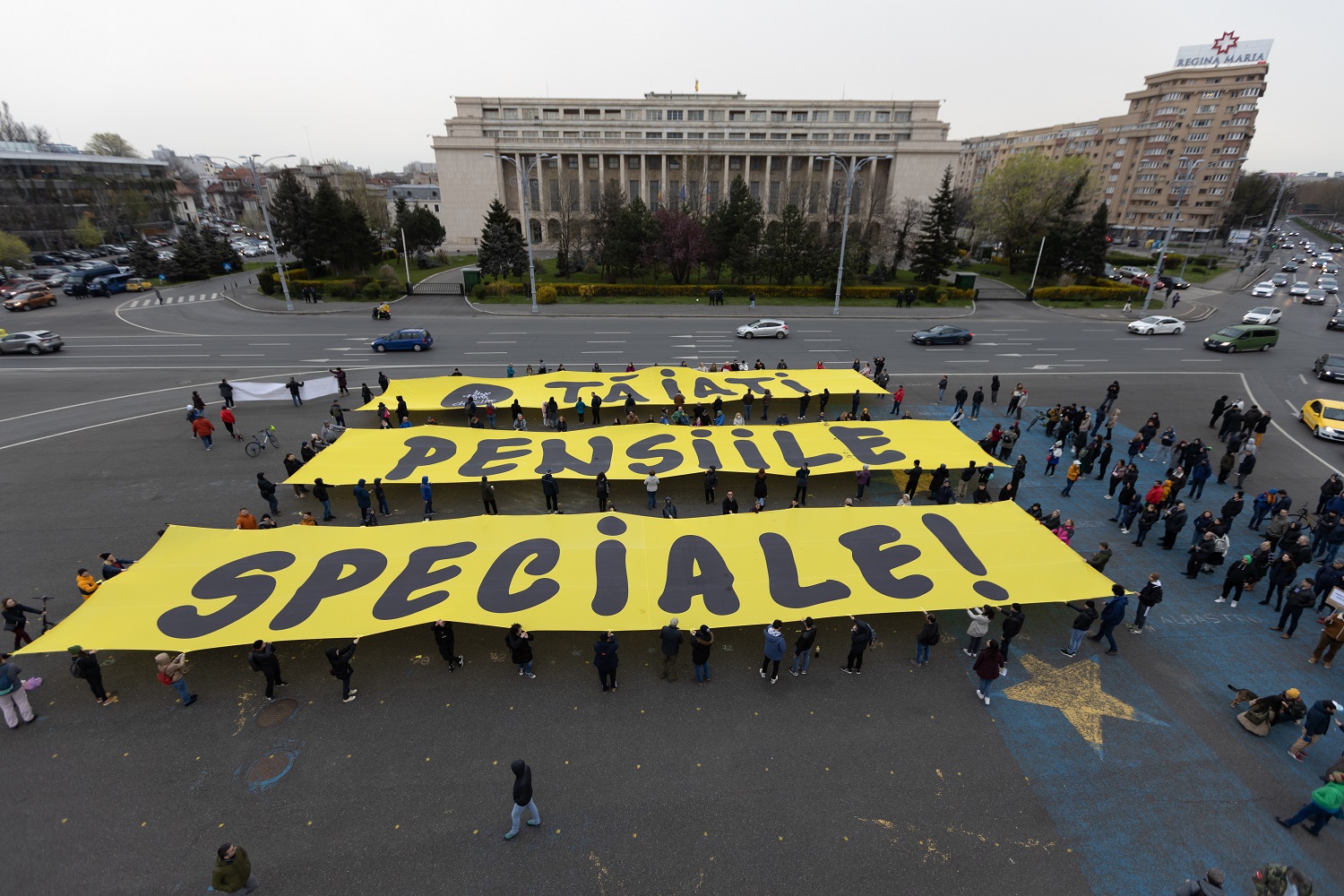Protest față de pensiile speciale ale magistraților și amânarea deciziei CCR