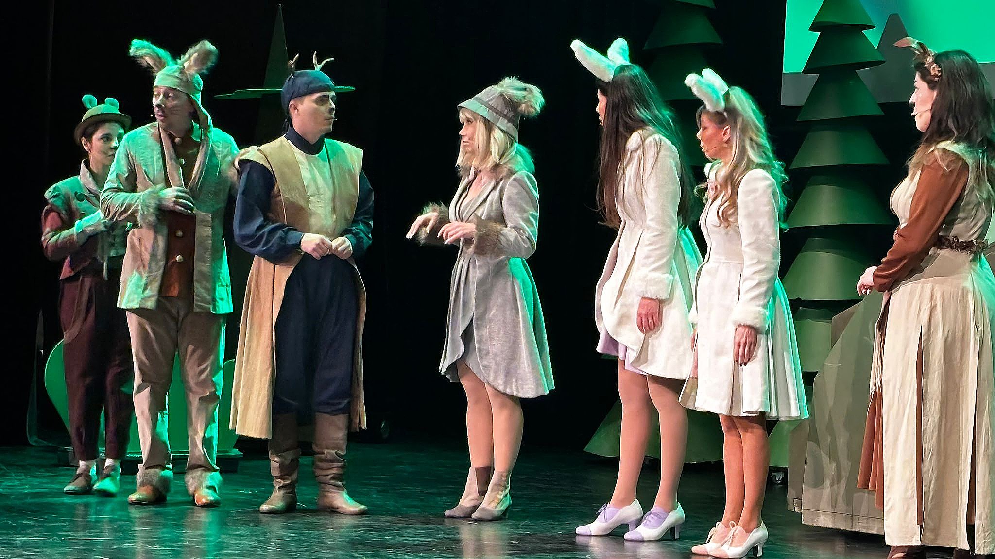 actori costumati animale spectacol bambi baia mare scena teatru