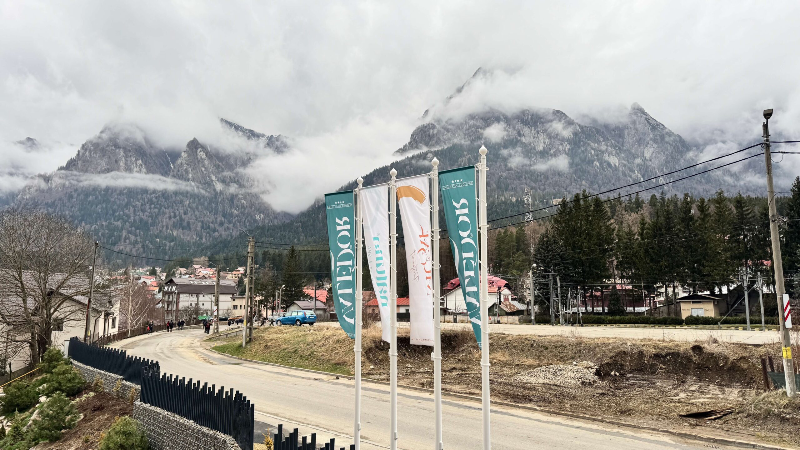 orasul Busteni si Muntii Bucegi vazuti din zona Hotel Valedor