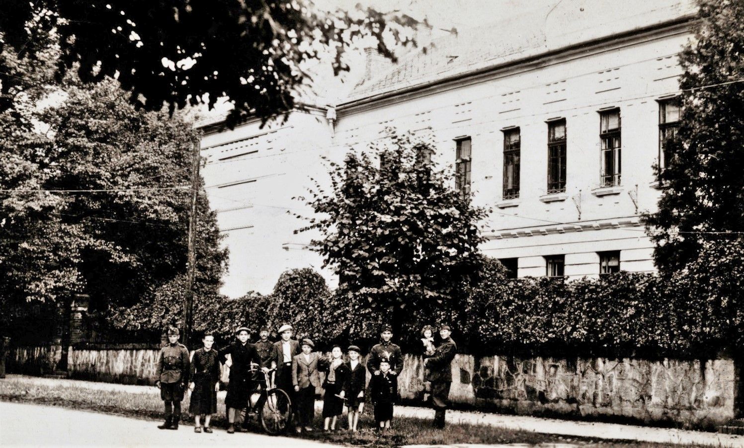 Elevi în fața Colegiului Gheorghe Șincai Baia Mare fotografie veche