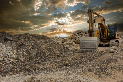 Excavator într-o carieră de piatră și balast – imagine sugestivă pentru exploatarea nisipului și pietrișului.