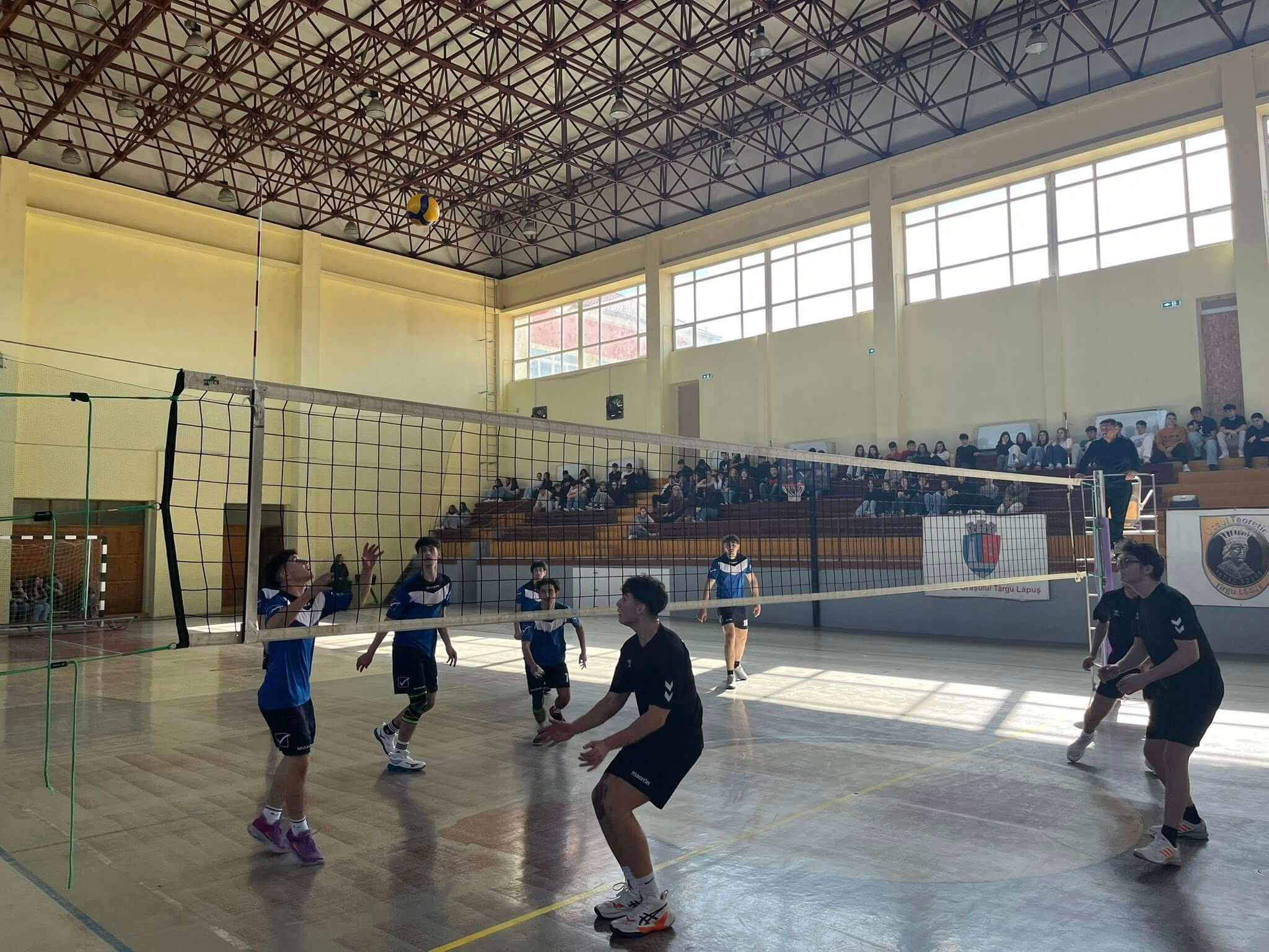 Meci din finala județeană de volei licee Maramureș desfășurată la Târgu Lăpuș
