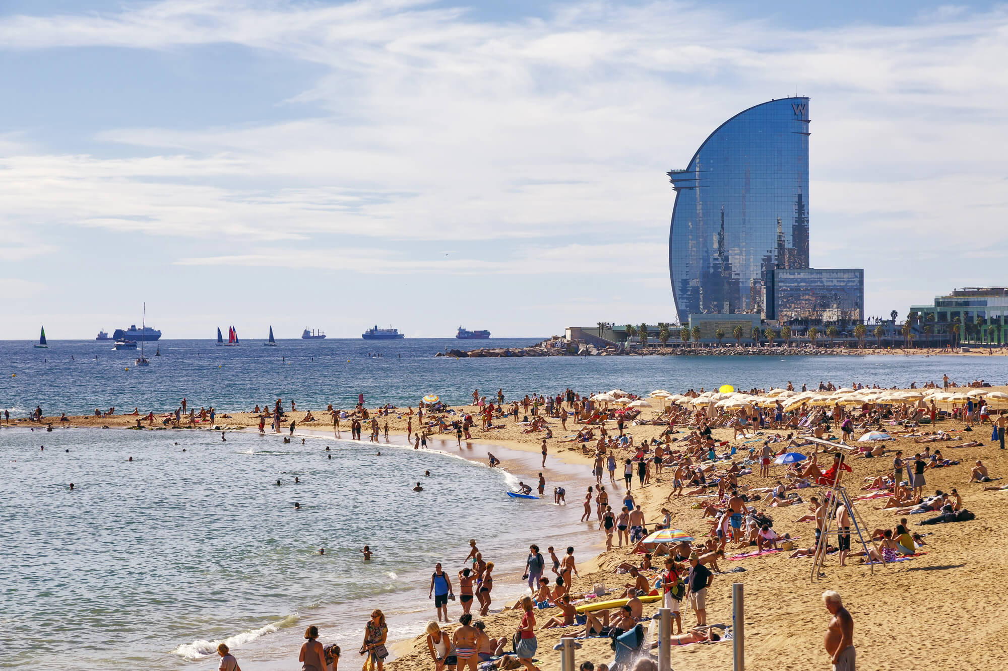 Plaja Barceloneta din Barcelona, una dintre cele mai populare plaje urbane din Spania
