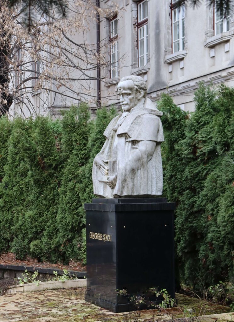 Statuia lui Gheorghe Șincai din curtea colegiului Baia Mare