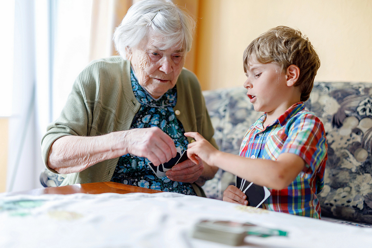 Zero bani pentru pensionarii cu venituri mici și copiii cu dizabilități, imagine simbolică