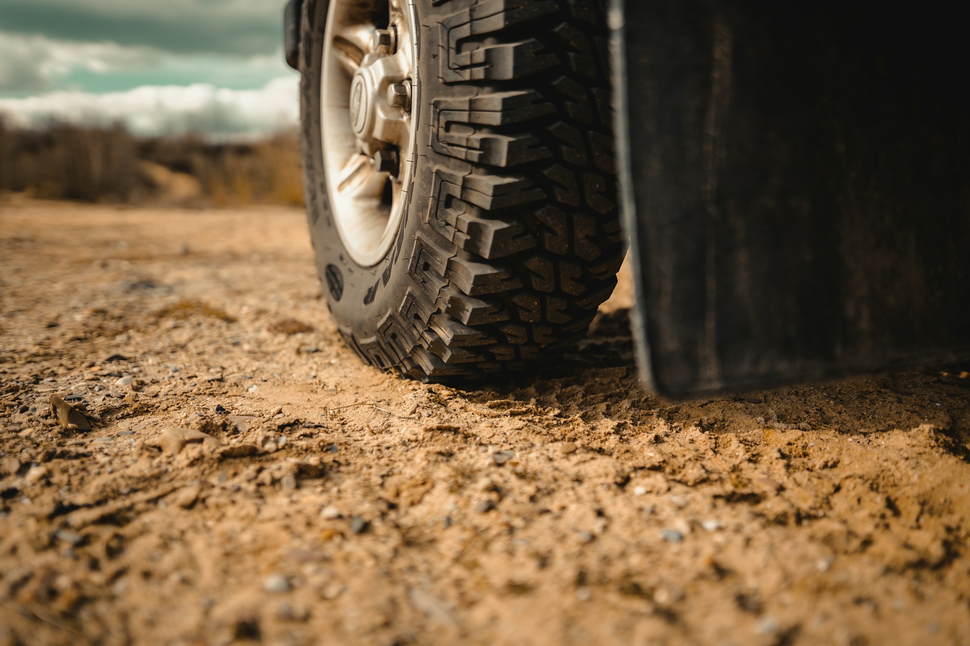 anvelopă auto pe drum uscat – diferența între anvelope all season și anvelope dedicate