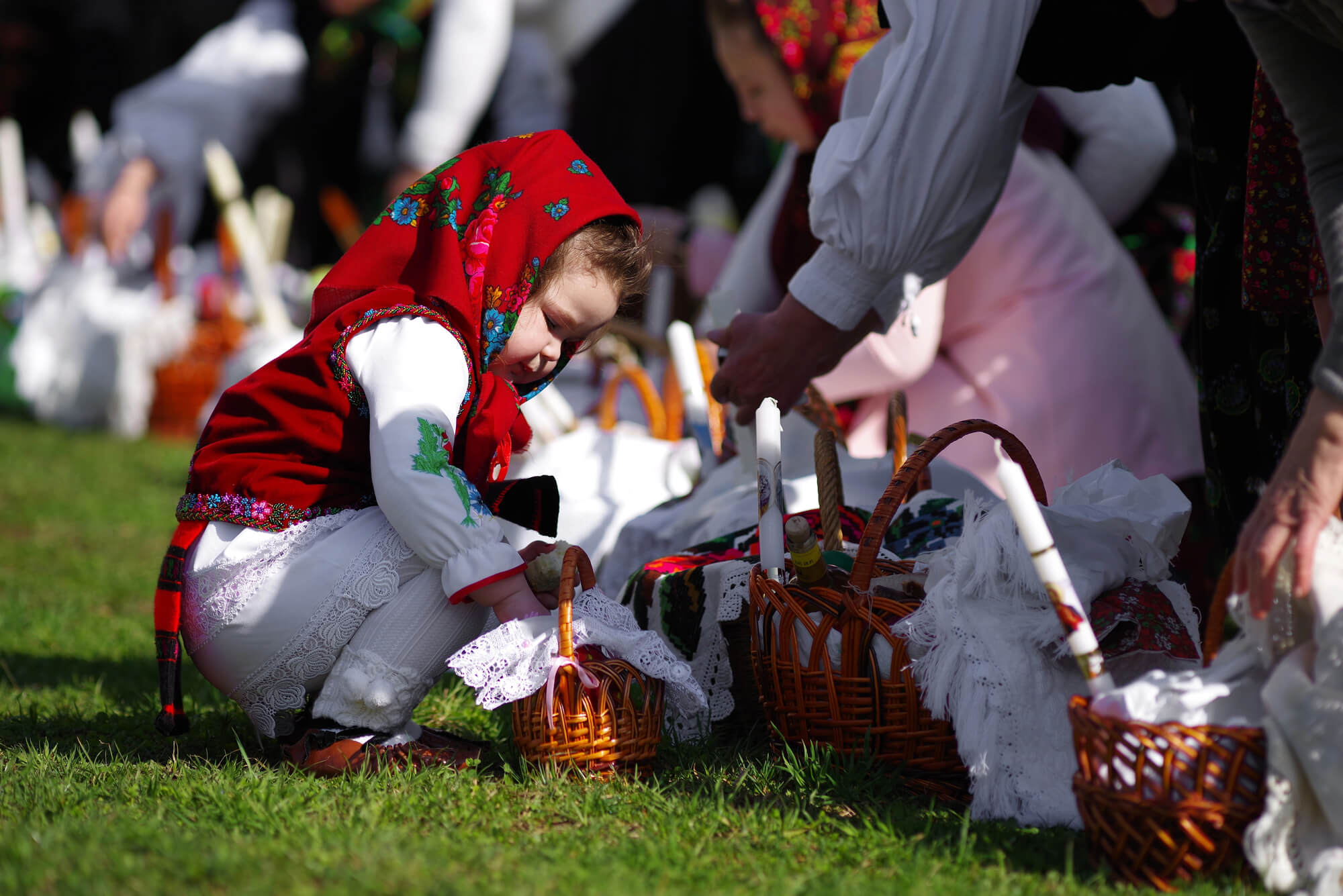Copil în costum tradițional pregătește coșul de Paște în Maramureș