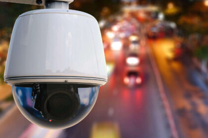 Cameră de verificare a rovinietei montată deasupra unui drum circulat