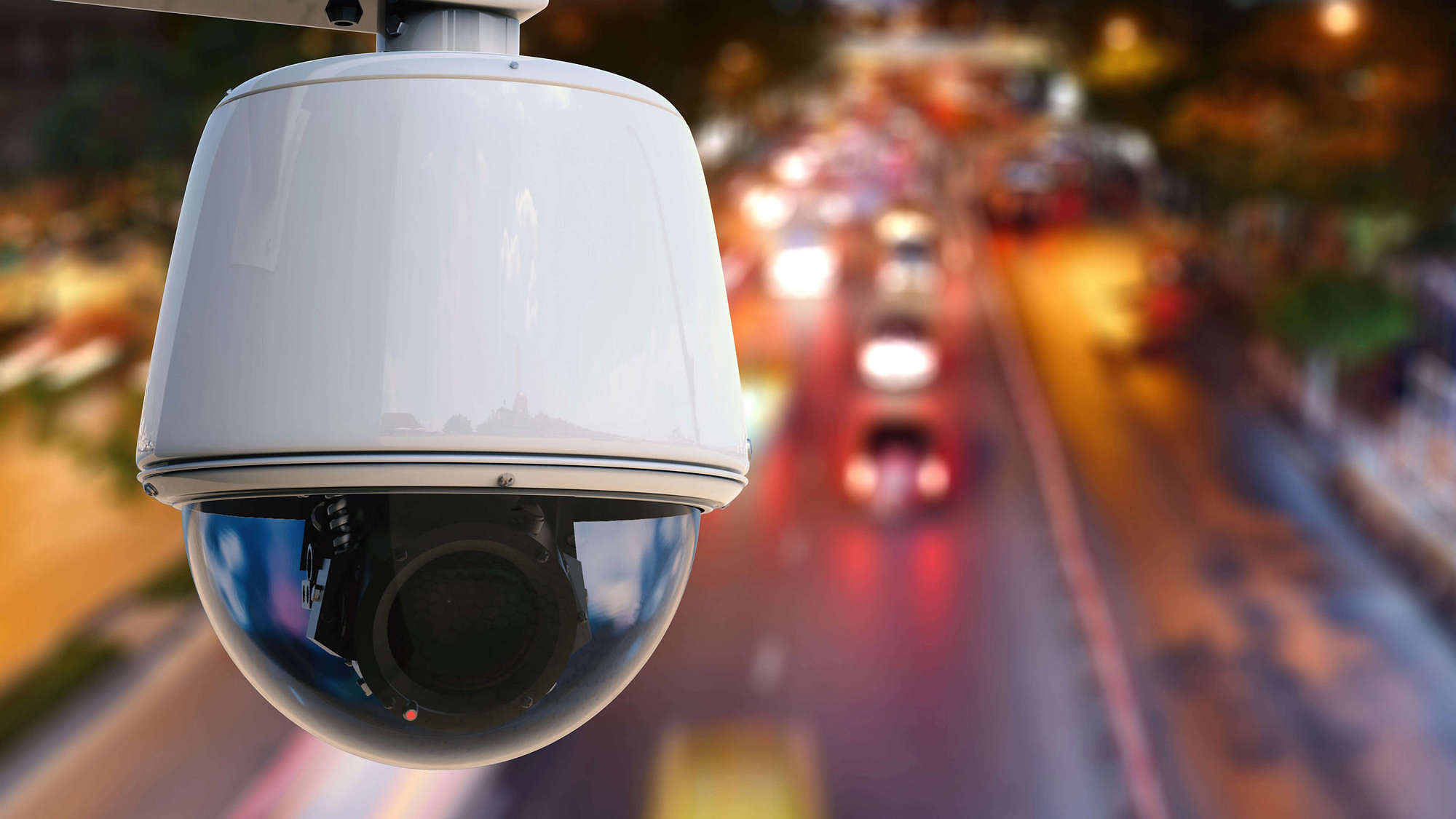 Cameră de verificare a rovinietei montată deasupra unui drum circulat