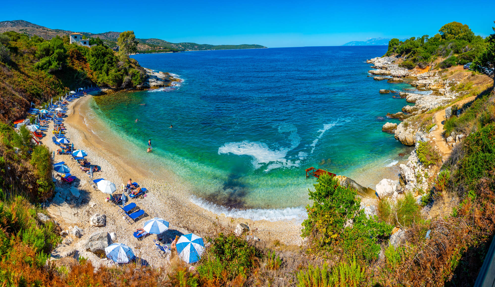Golf spectaculos din Halkidiki, Grecia, cu apă cristalină și plajă retrasă