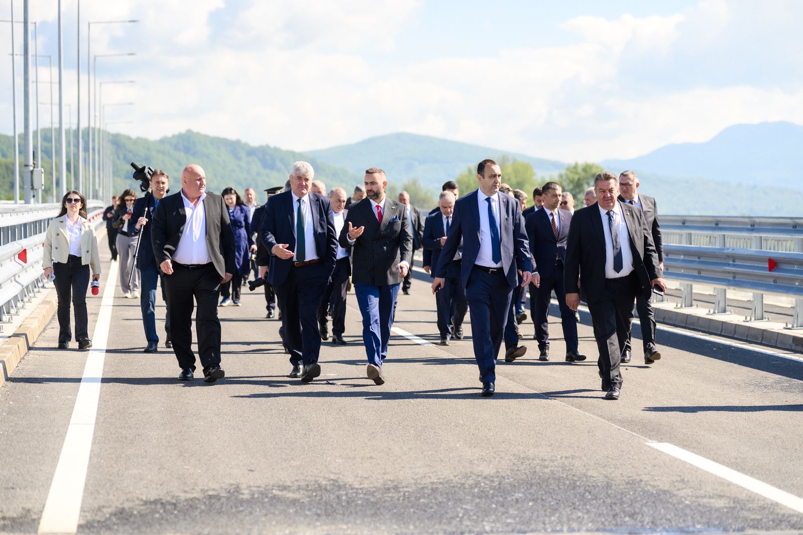 Delegații române și ucrainene pe noul pod peste Tisa de la Sighetu Marmației