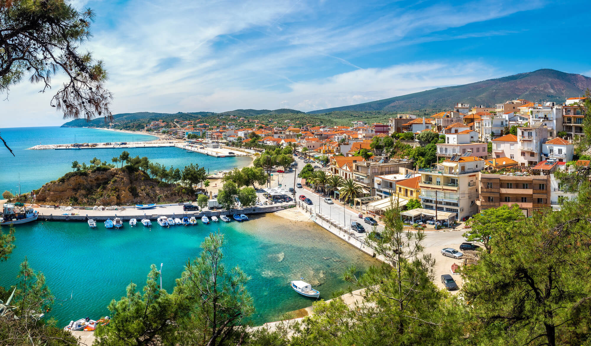 Port și plajă din insula Thassos, una dintre cele mai apreciate destinații grecești