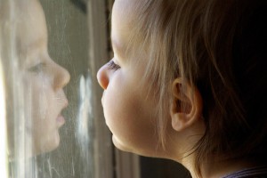 copil decedat sighetu marmatiei geam fereastra fotoliu