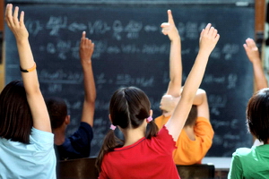 elevi scoala sala de clasa tabla legea educatiei