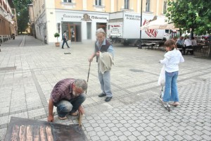 artistul repara monumentul, iar masina trece