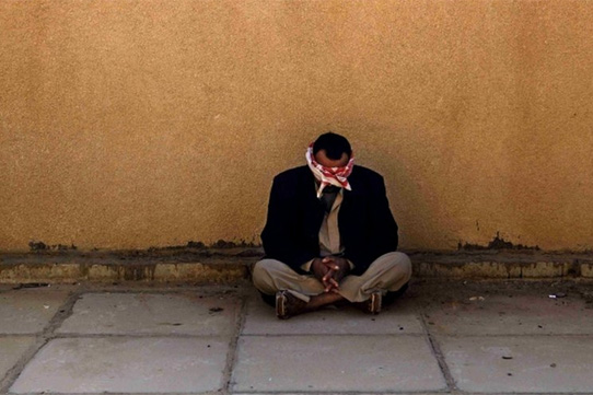 barbat pus la zid, in nordul baghdadului, irak