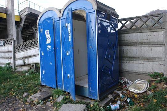 toalete la intrarea in cimitirul la nuci, baia mare