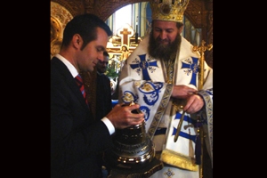 catalin chereches da un clopot bisericii sf nicolae