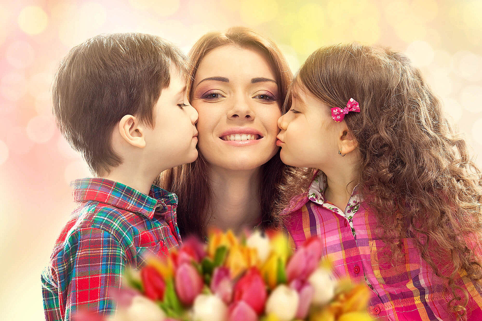 Istoricul zilei de 8 martie ziua internationala a femeii mama cu copii si flori