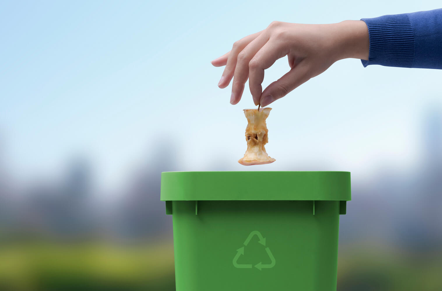 Colectarea selectivă a deșeurilor presupune strângerea deșeurilor biodegradabile în containere separate.