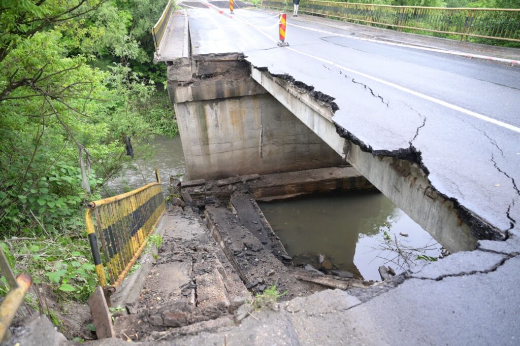 O parte a podului peste Săsar de pe Șoseaua de Centură din Baia Mare s-a suprat. .