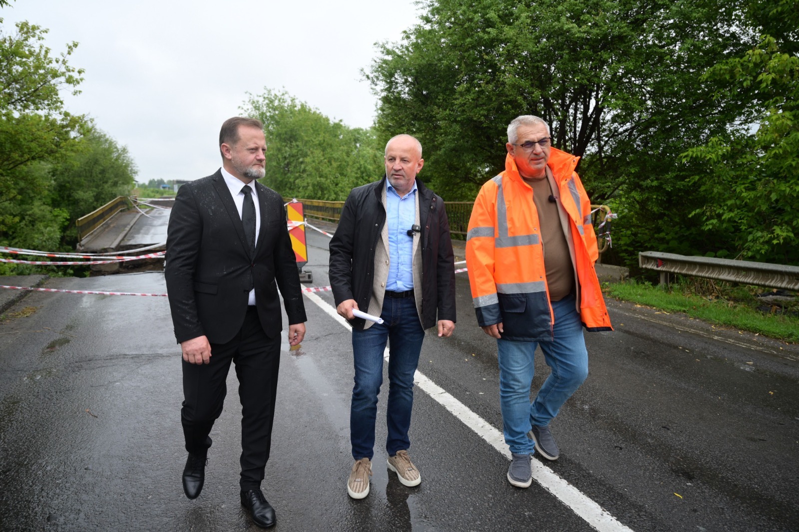 Prefectul de Maramureș, Florian Sălăjeanu, și primarul Municipiului Baia Mare, Doru Dăncuș, inspectează podul prăbușit aflat pe Șoseaua de centură a municipiului.
