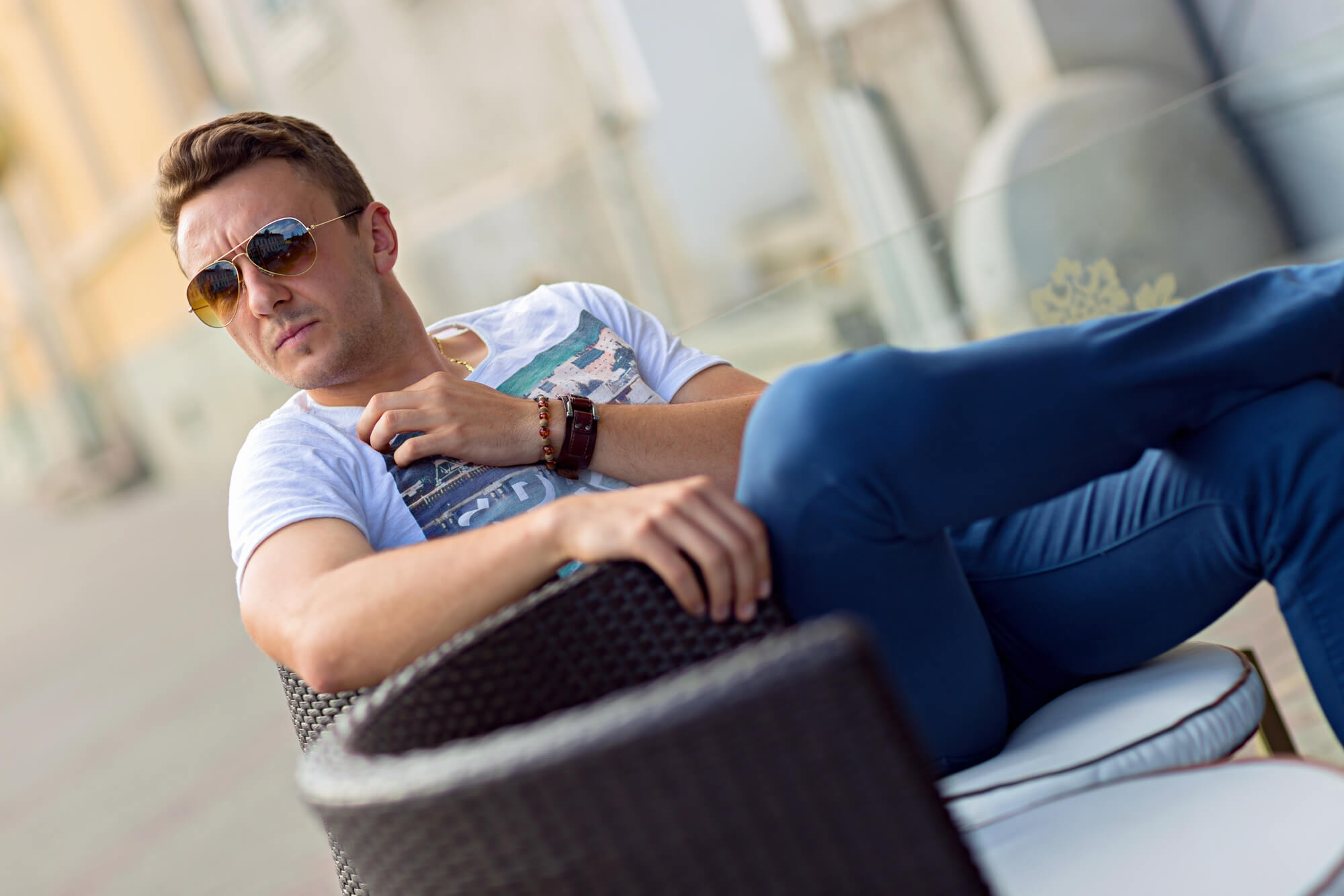 Ținută casual bărbați cu blugi și tricou simplu