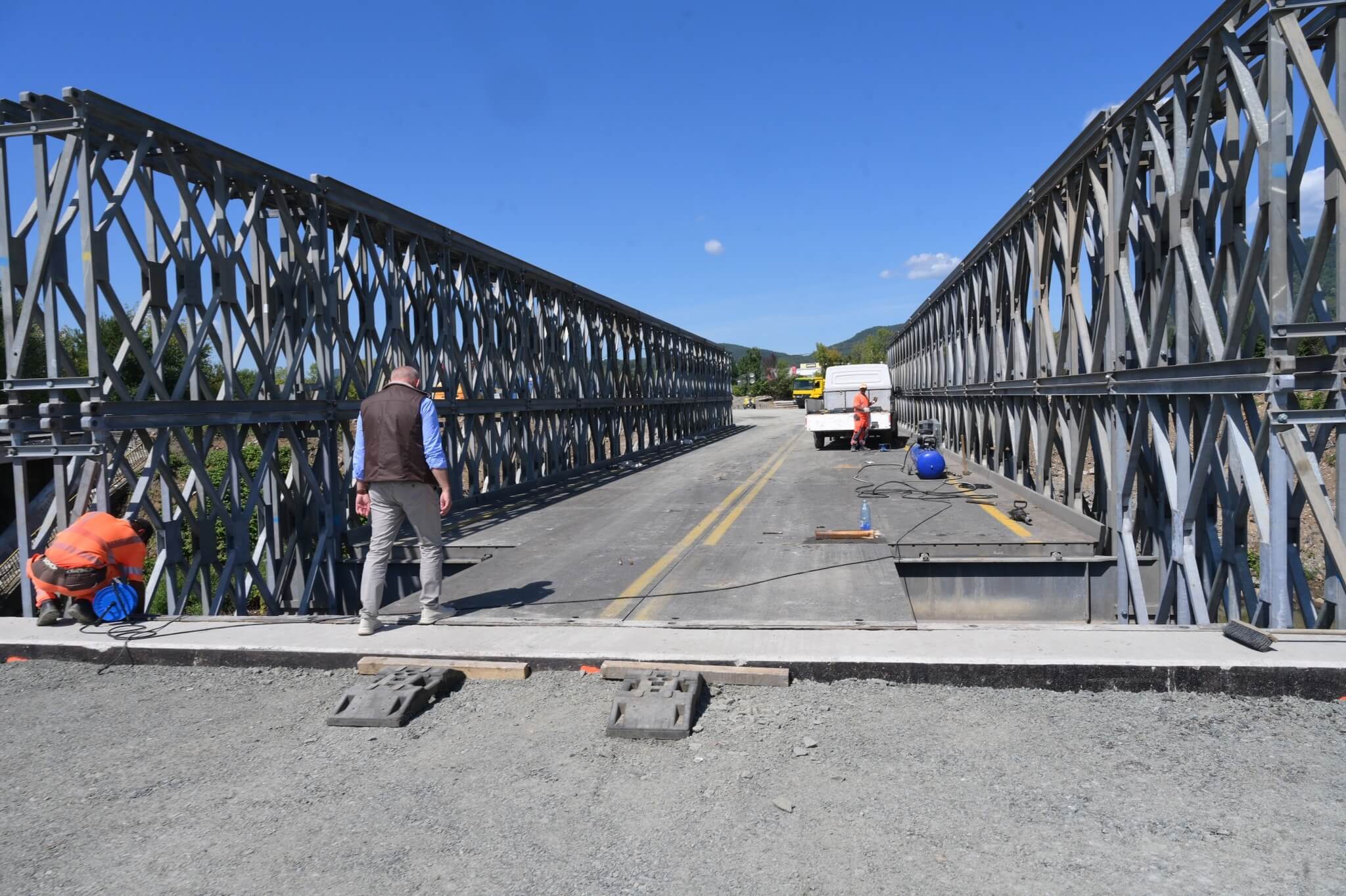 Primarul Doru Dăncuș inspectează finalizarea lucrărilor la podul surpat parțial de peste râul Săsar, la intrarea în Baia Mare.