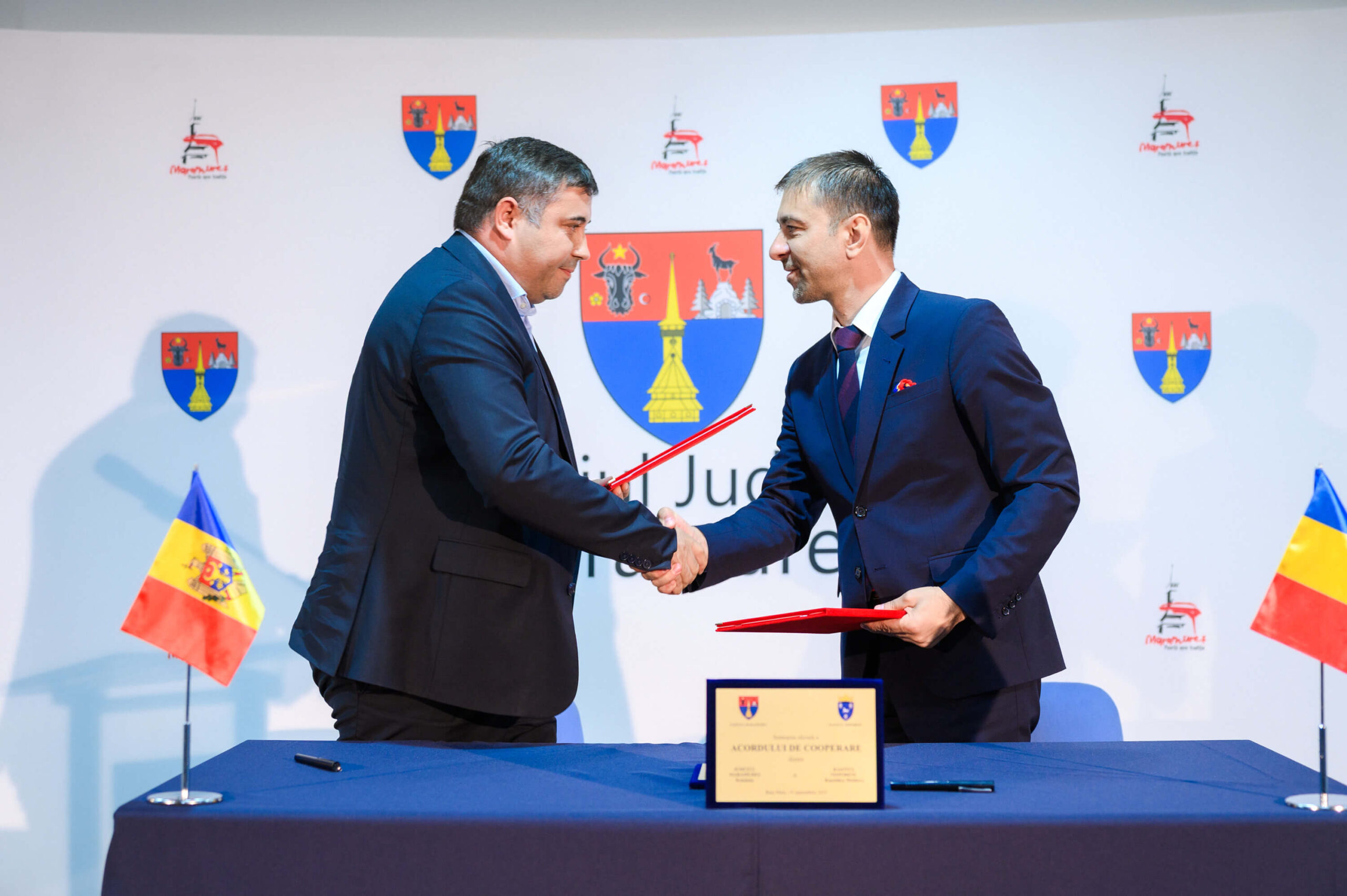 Gabriel Zetea președintele Consiliului Județean Maramureș și reprezentantul Raionului Nisporeni din Republica Moldova, Ion Diavor.