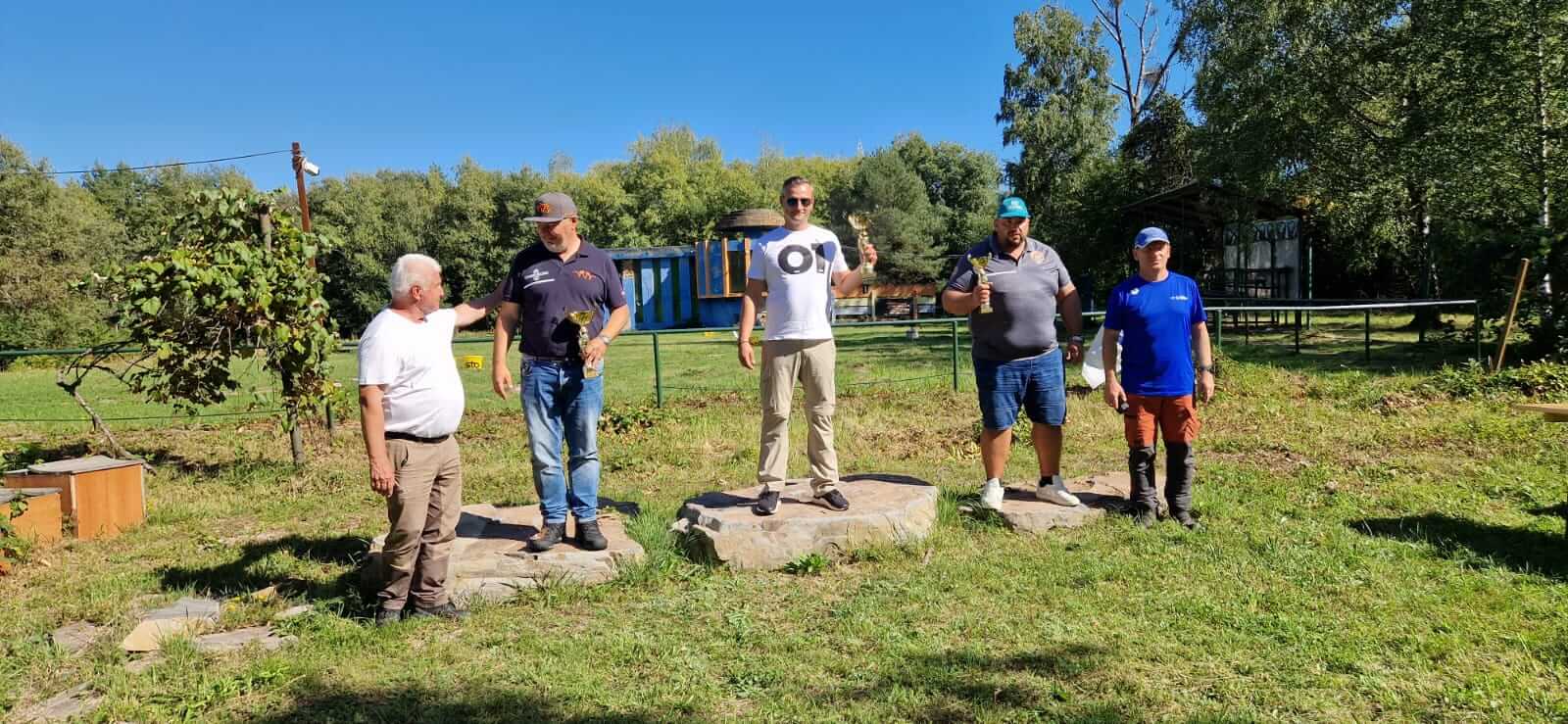 Arpad Ciorba, campion național la Cupa României la tir talere, alături de coechipieri și ceilalți concurenți.
