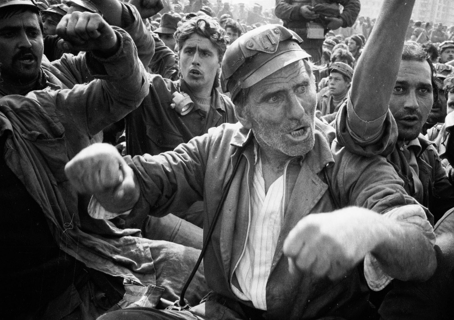A patra Mineriadă s-a consumat în septembrie 1990. Mineri ajunși în București pentru proteste în stradă.