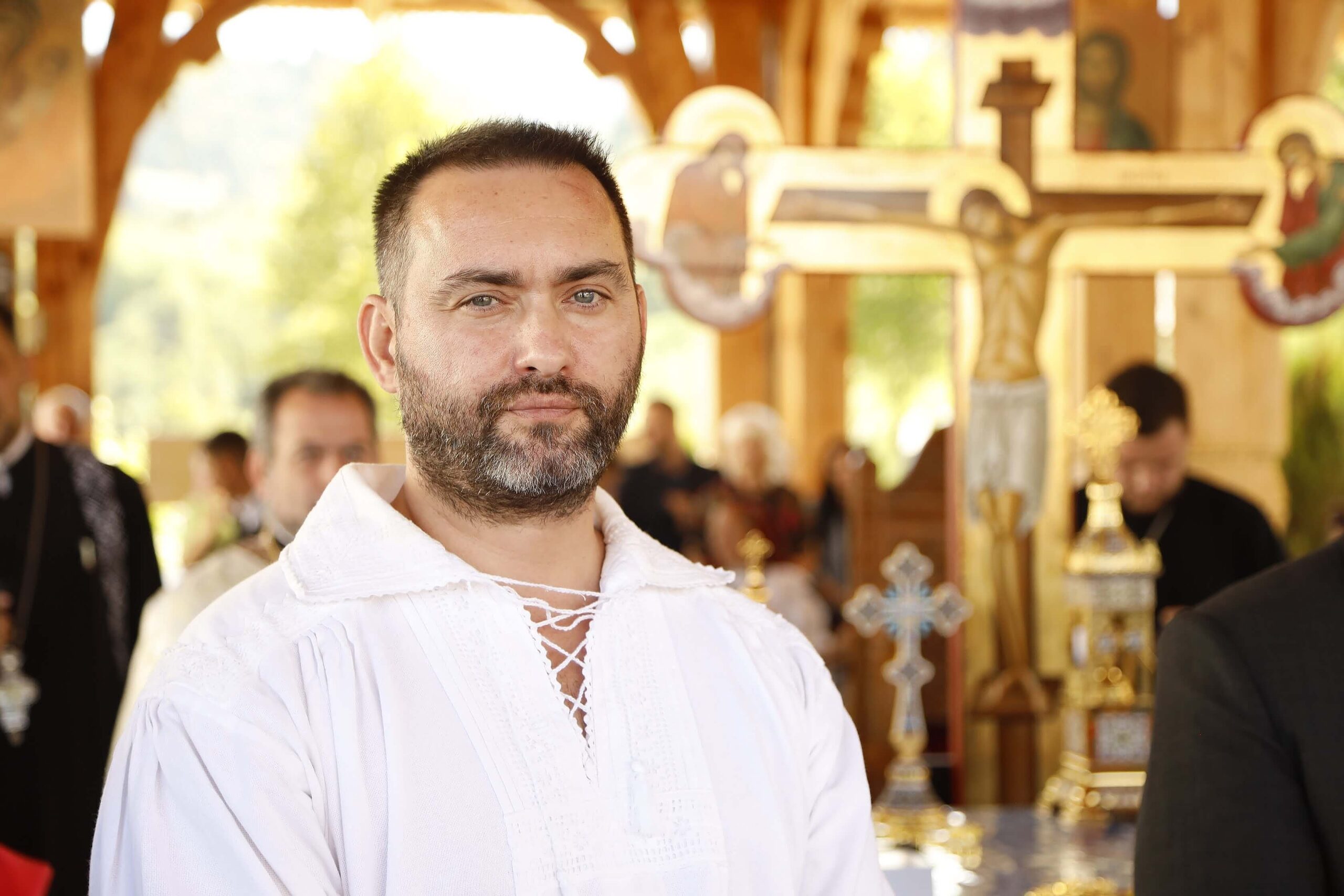 Senatorul PNL Maramureș Cristian Niculescu Țâgârlaș, în port popular, cu cămașă de in, lucrată manual. Mănăstirea Moisei, hram în luna august.