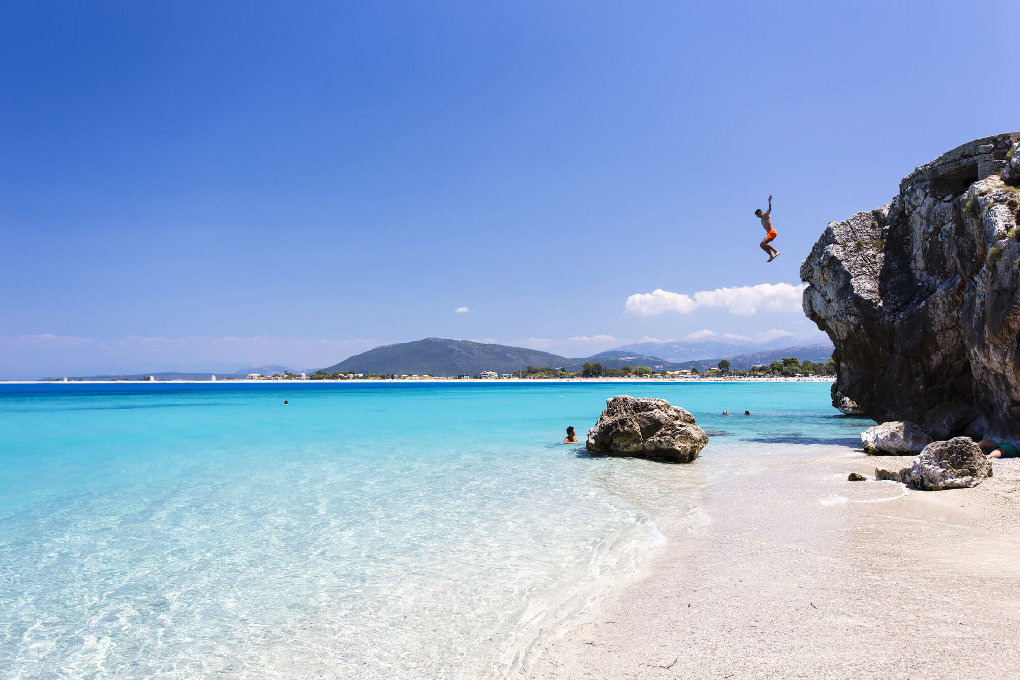 Plajă în Insula Lefkada, la Marea Ionică, în Grecia. Turiștii se relaxează și profită de frumusețea mării.