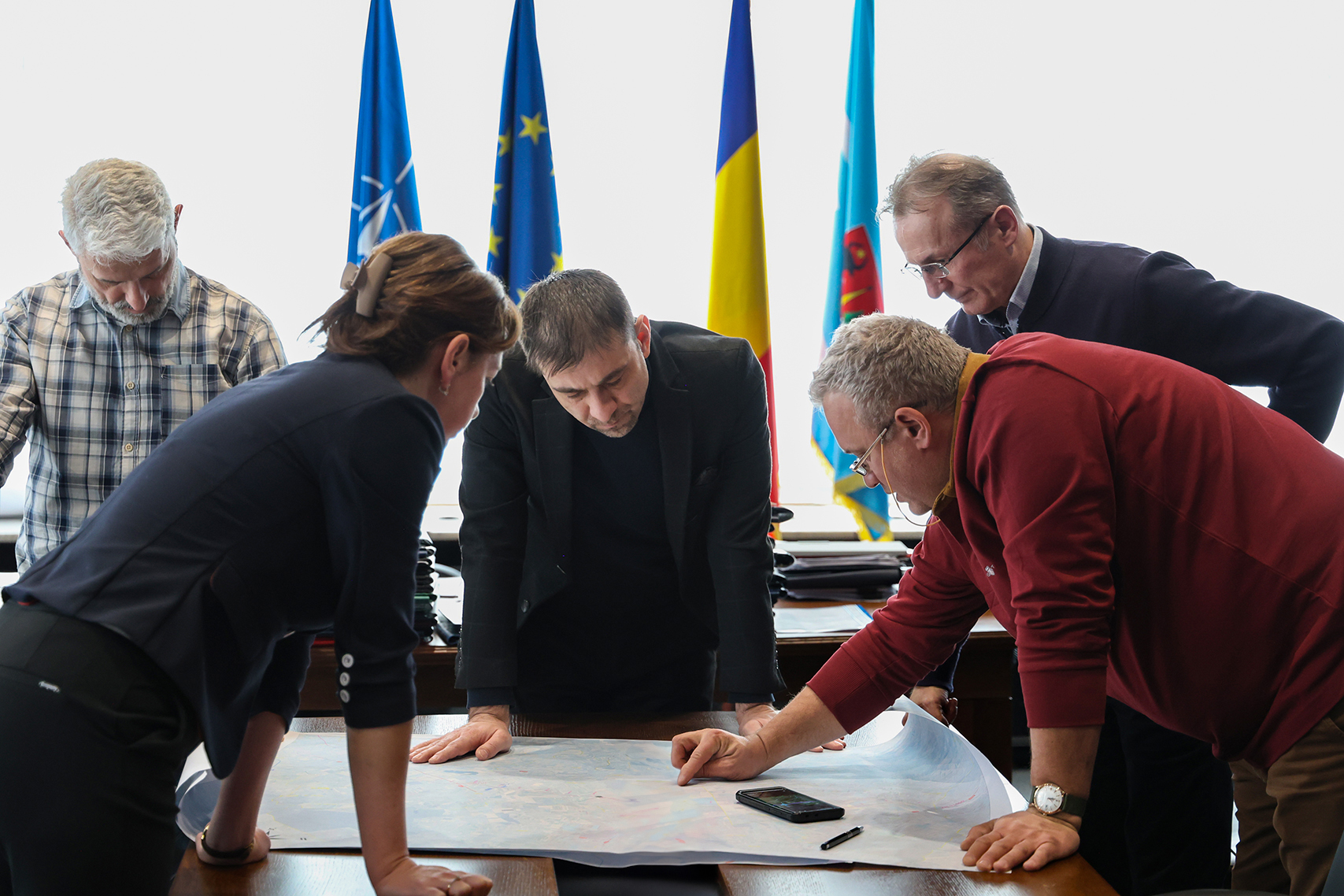 Echipa de implementare a proiectului Drumul Expres Baia Mare Satu Mare analizează documentația la sediul Consiliului Județean Maramureș.